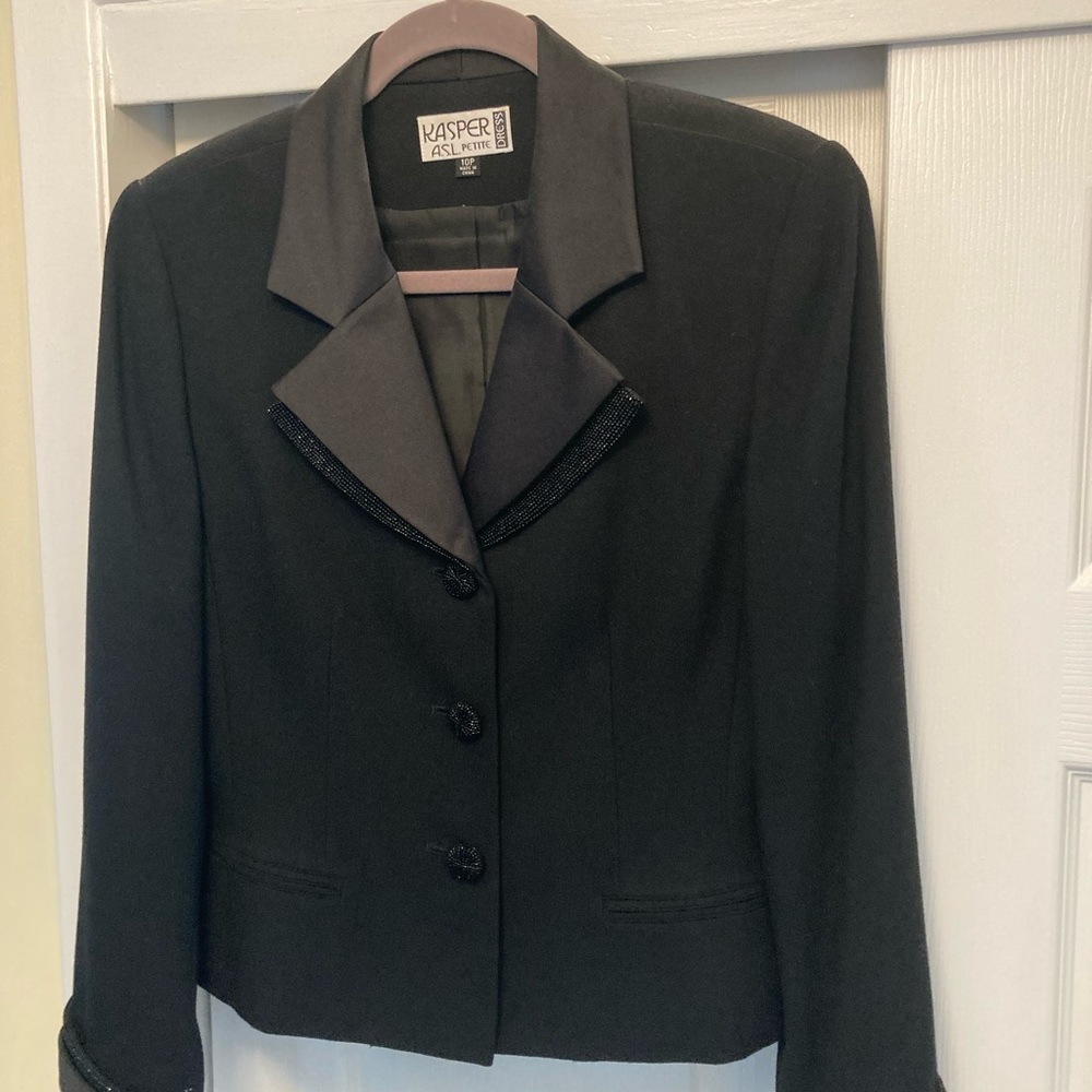 Elegant Kasper dressy suite